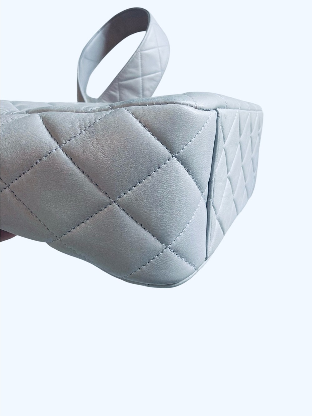 CHANEL Vintage 1996–1997 Lavender Quilted Lambskin Shoulder Bag - Picture 4 of 12